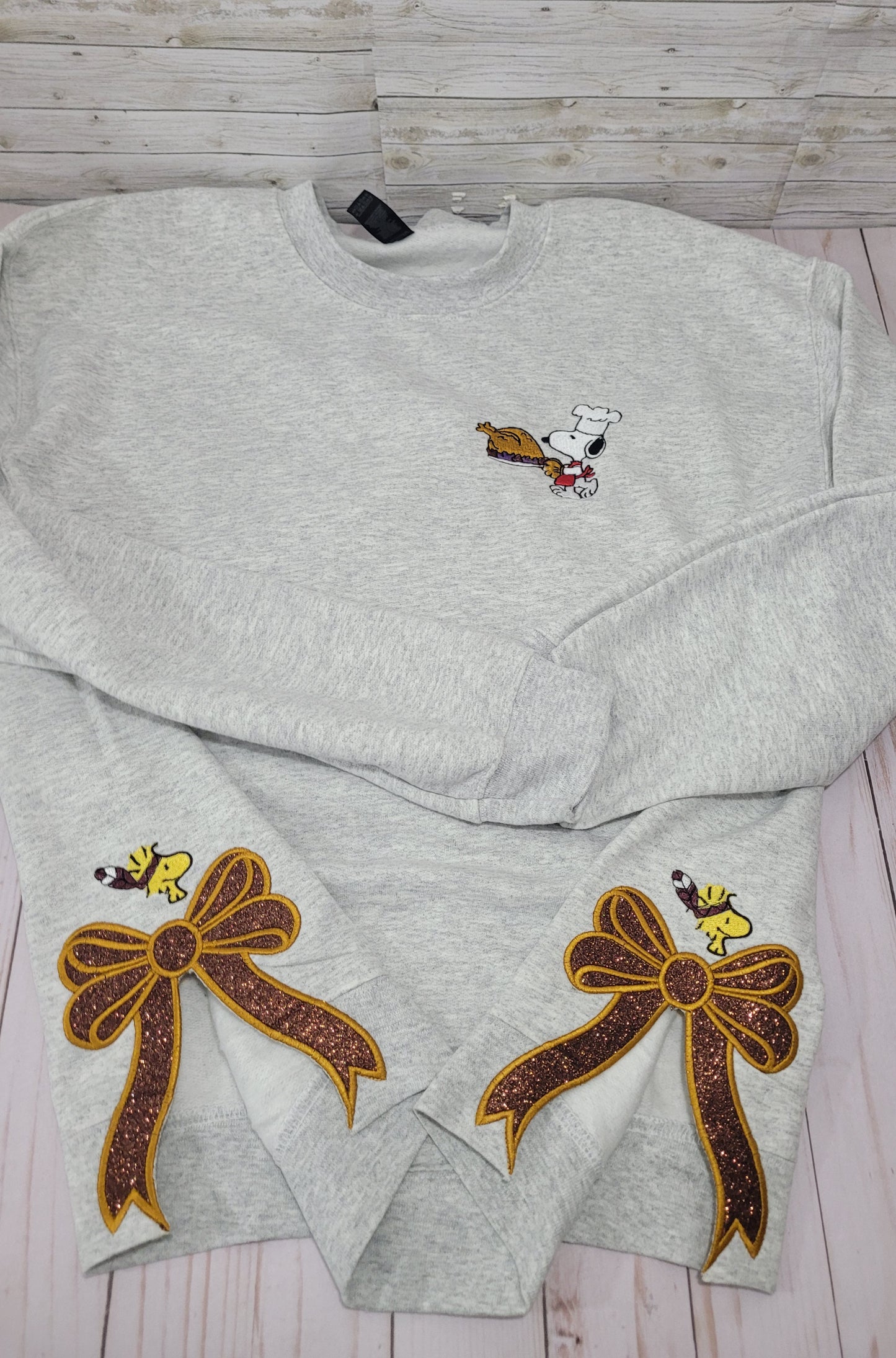 Snoopy & Woodstock Thanksgiving Sweatshirt – Cozy Holiday Pullover with Side Bow Accent 🦃🐾